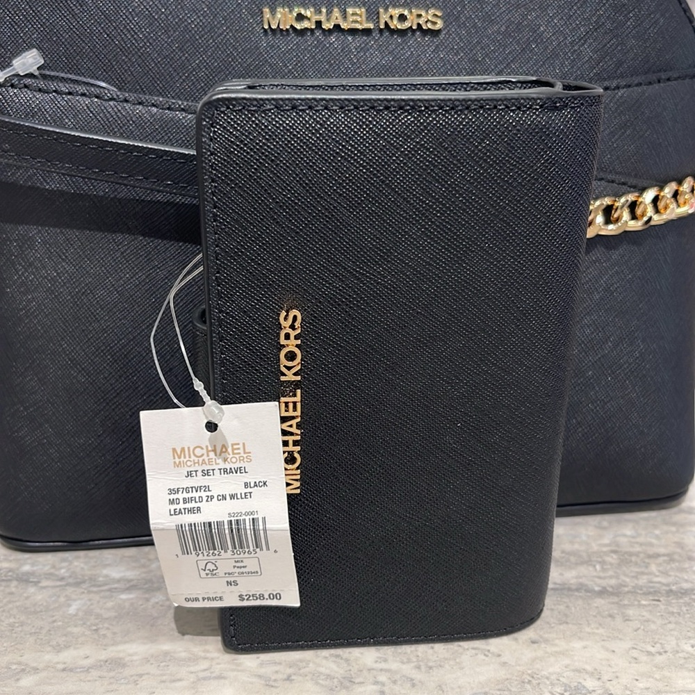 Michael Medium Crossgrain Leather Bifold Wallet
Black 
NWT - Picture 16 of 16